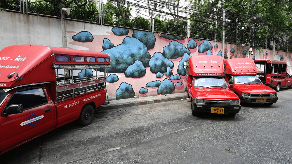 Rock Around Bangkok Street Art: Discover breathtaking street art murals created by local and international artists. These murals are primarily located in five distinct neighbourhoods: Talat Noi, Bang Rak (along Charoen Krung Road), Ratchathewi (at Chaloemla Graffiti Park and along the Saen Saep canal), Chinatown (along the Ong Ang Yaowarat canal), and, most recently, Lat Phrao. Each neighbourhood offers a unique and subtle expression of urban art, highlighting its specific architectural environment.