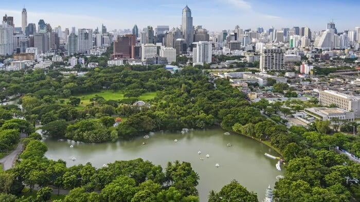 Lumpini Park: Winding pathways, picturesque lakes, and leisure facilities in the heart of Bangkok.